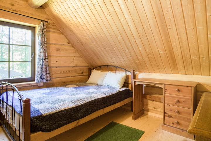 น. 3 ห้องนอนพร้อมเตียงคู่บนชั้น 1 พร้อมโต๊ะทำงาน