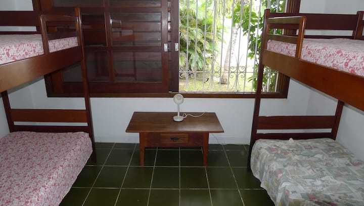 غرفة نوم بسريرين بطابقين ونافذة كبيرة ومروحة سقف وخزانة ملابس مدمجة وما إلى ذلك.