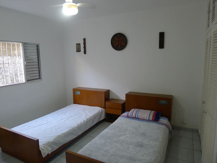 الجناح 2: سريران فرديان (يمكن الانضمام إليهما بسهولة )، ومروحة سقف ، ونافذة كبيرة ، وخزانة مدمجة ، وما إلى ذلك.