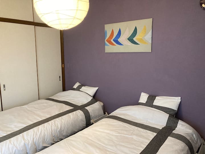 Bed room 1 (purple)

2 single beds are provided.