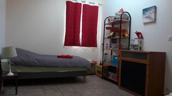 חדר "הילדים ", בשורה מחדר השינה 3, מיטה בצד הדרומי ומדף הצעצועים ובעלי החיים המפוחלצים