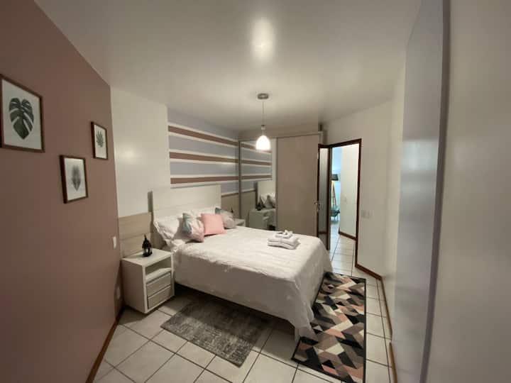 Მთავარი საძინებელი 01! Ორადგილიანი საწოლი შესანიშნავი მატრასით სასურველი ღამის გასათევად. Თეთრეული ძალიან კარგი ხარისხისაა!