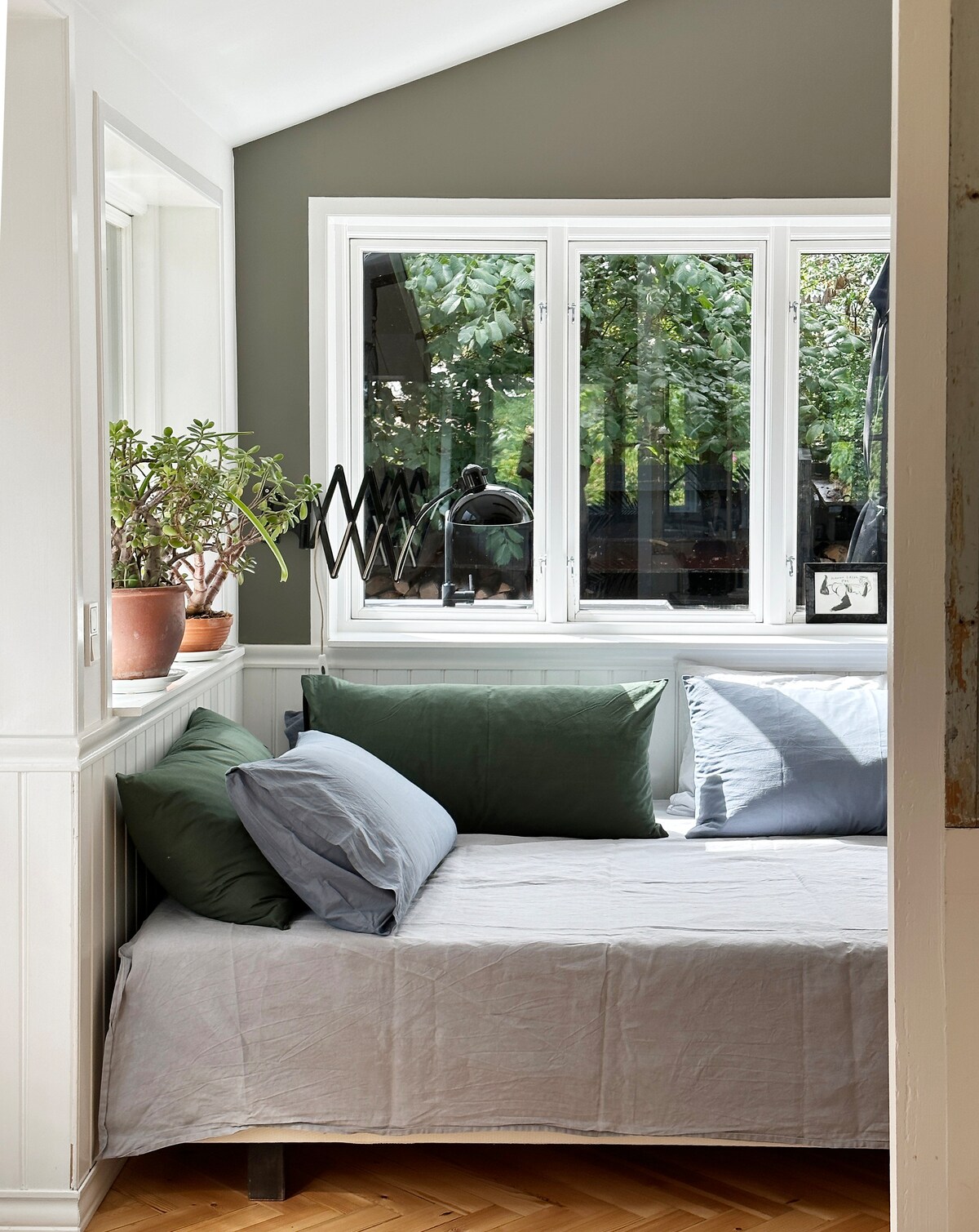 Lovely with a large bed/sofa in the living room
The bed is 140 x 200 cm.