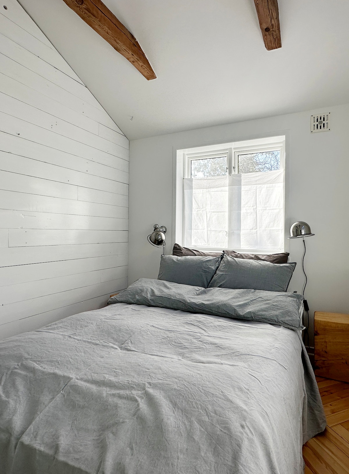 the bedroom with a double bed of 140x200 cm