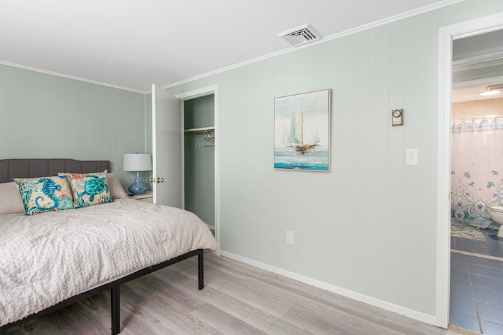 Bedroom #5 (Queen Bed):  Upper Level