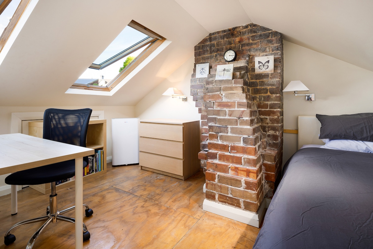 阁楼转换（ 3号卧室） ，配有加大双人床，北面向Velux窗户-工作空间-书桌和椅子。