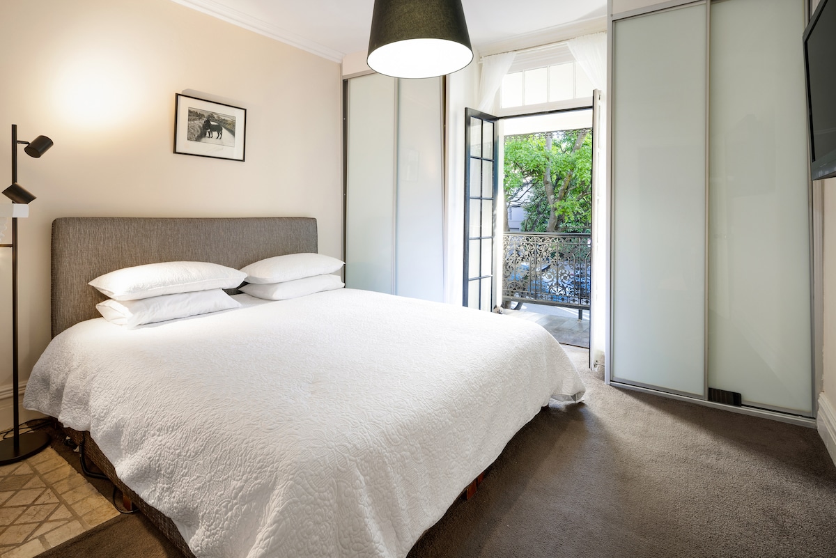 主卧- King尺寸的Tempur床，配有可调节床底座（床头抬起/下头） ，配有电控垫。 
春季/夏季 