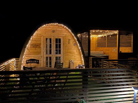 Wishing Well Pod.  
Hot tub £80 pay on arrival.