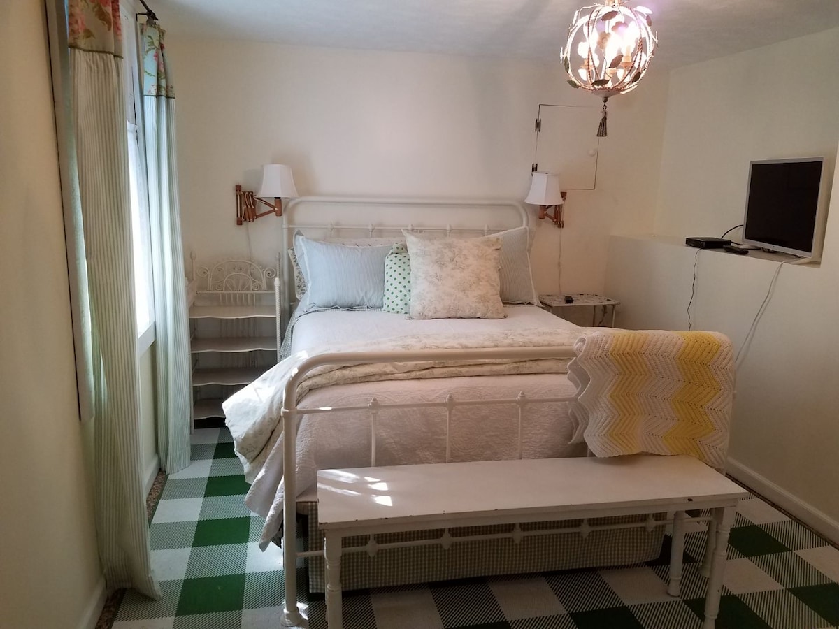 这是位于底层的第4间卧室，是一张标准双人床。