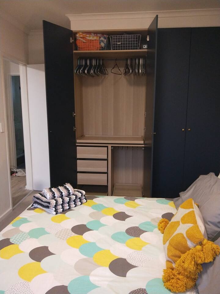 Armario de la habitación principal. 
Espacio amplio para colgar y cajones.
