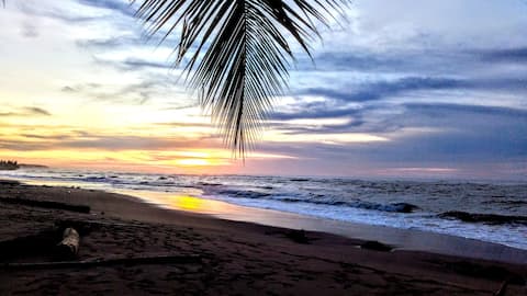 ❤️Lovey-Dovey❤️A/C, WiFi, Netflix, Steps to beach!
