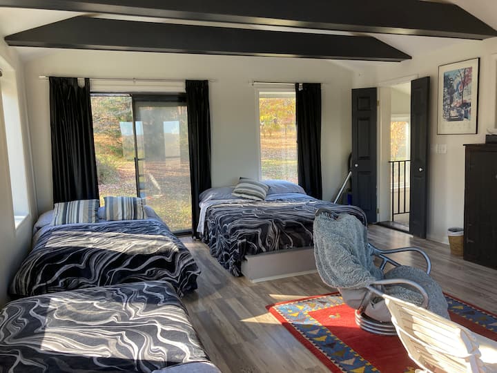 5 z 5 spální / mediálneho priestoru na 2. poschodí s 1 manželskou posteľou, 1 manželskou posteľou a 2 samostatnými posteľami. Skvelé pre rodičov s deťmi alebo skupinu detí alebo kohokoľvek medzi tým. 