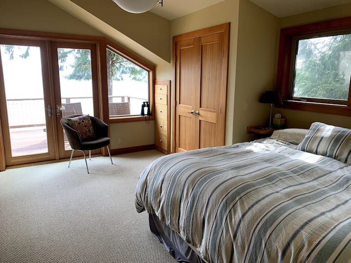 Спалня тип Кинг на първа линия с голям килер и вграден скрин.