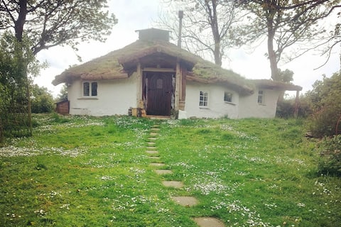 Toddalong Roundhouse: A Cornish Strawbail Retreat