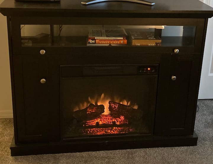 Obývací priestor s útulným elektrickým krbom. Užite si to po dni strávenom objavovaním tejto oblasti. 