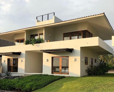 Airbnb con mejor rendimiento: Casa Tortuga Playa La Saladita Main House Only. en La Unión De Isidoro Montes De Oca