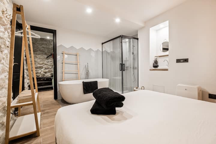 Спалня с двойно легло (180x200), дъждовен душ, самостоятелна вана и климатик. Красивото каменно скално лице придава на спалнята романтичен вид!