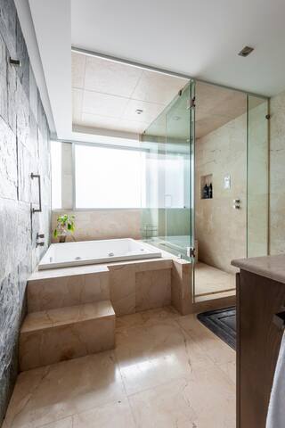 Private jacuzzi, great views and perfect location! gallery image 5