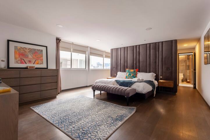 Private jacuzzi, great views and perfect location! gallery image 2