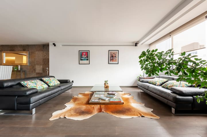 Private jacuzzi, great views and perfect location!