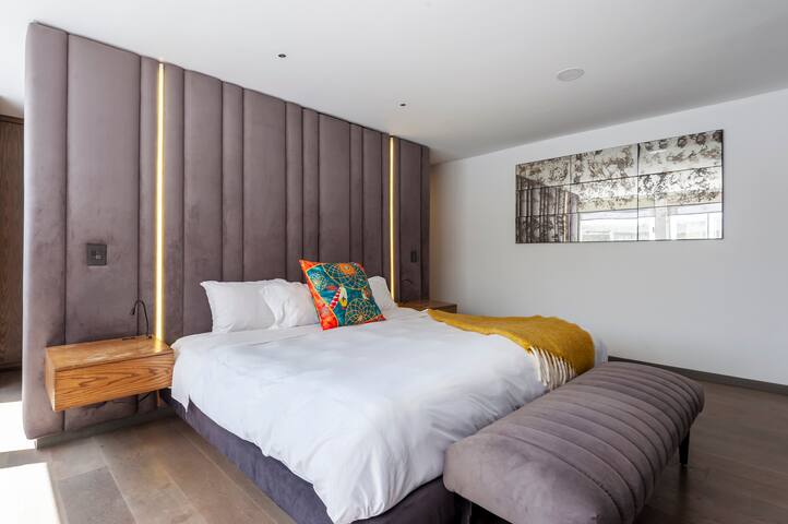 Private jacuzzi, great views and perfect location! gallery image 3