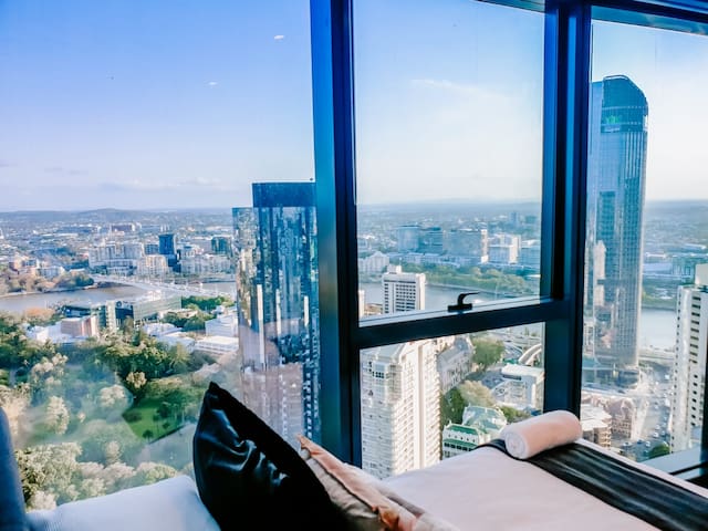 Incredible Prestige at Skytower 2B/2B Water Views!