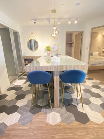 【時尚中島派對六人房】#6人房#台北車站MRT#三間獨立臥室#中島吧檯#Netflix