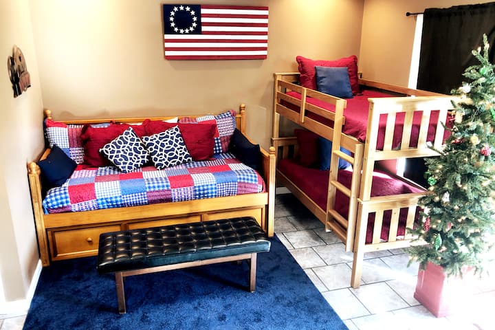 Në katin e poshtëm 4 krevate dopio