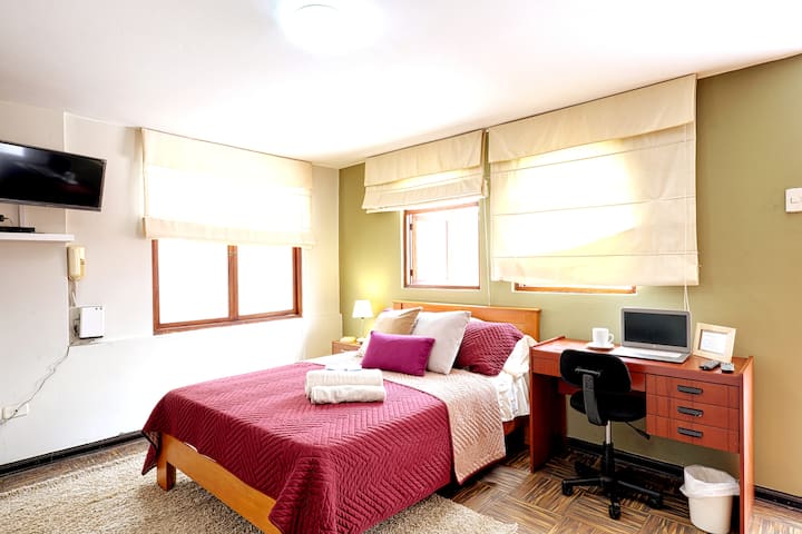 Unidad interior: cama de tamaño completo, escritorio, silla, TV por cable y WiFi.