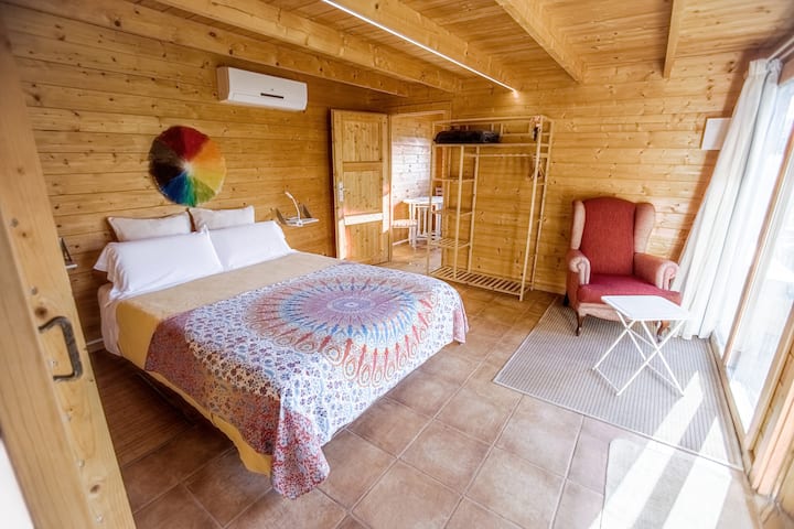 Ოთახი. ისუნთქეთ ხის სურნელით და დაიძინეთ ბავშვივით. 