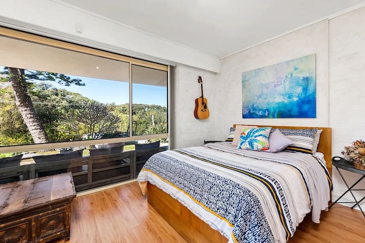 מיטת קווין באזור הטרקלין