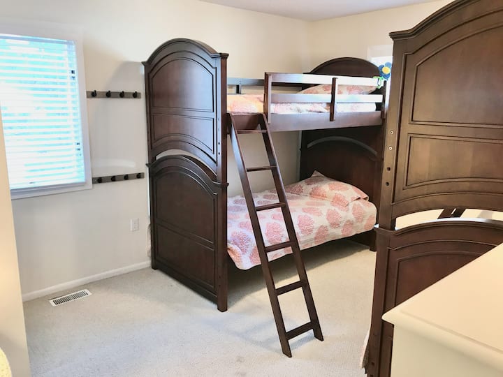 غرفة النوم رقم 4: غرفة نوم كبيرة مع أربعة أسرّة مفردة وخزانتين وخزانة ملابس. الوصول إلى حمام القاعة. مراتب للأسرّة الجديدة في عام 2023.