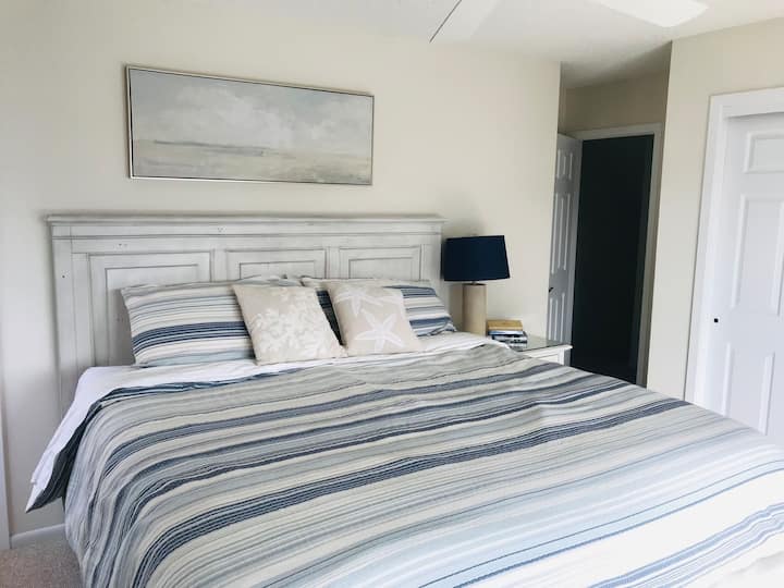 غرفة نوم رئيسية مع مرتبة سرير كينج، وخزانة ملابس كبيرة، ومنضدة جانبية، ومروحة سقف، وخزانة كبيرة، وحمام داخلي كامل خاص، وتلفزيون بشاشة مسطحة، وإمكانية الوصول إلى السطح. 