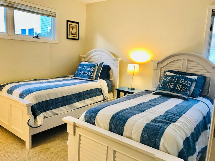 غرفة النوم 3 مع سريرين مزدوجين وخزانة ملابس كبيرة ومروحة سقف وخزانة ملابس وإمكانية الوصول إلى حمام القاعة. مراتب جديدة في عام 2022.