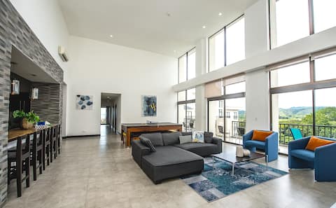 Spacious and Modern  Penthouse Condo /Pool Table