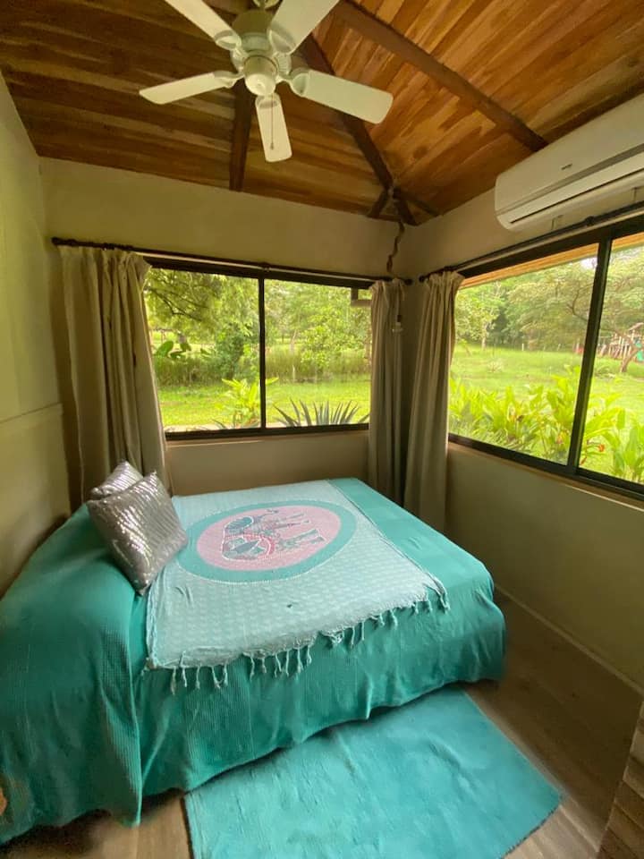 3 - та спалня с климатик и вентилатор, добре декорирана с изглед към нашата градина и детска площадка за деца, разположени в задната част на къщата