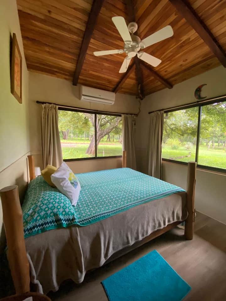 Втора спалня с климатик и вентилатор, добре декорирана, много удобна и с изглед към нашата градина и павилион за коне