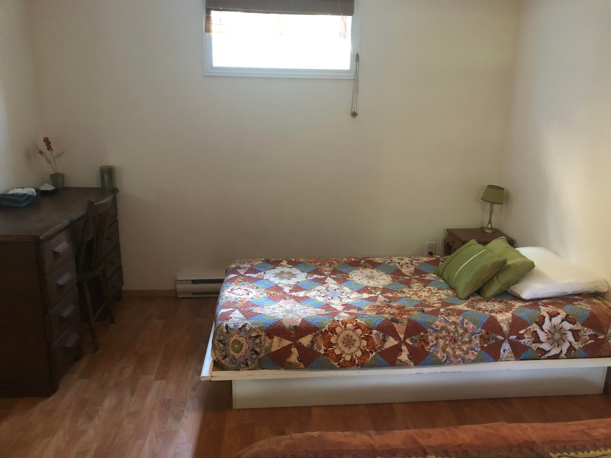 ห้องนอนชั้นใต้ดิน (เตียงเดี่ยวและเตียงควีนไซส์) โต๊ะและตู้เสื้อผ้า