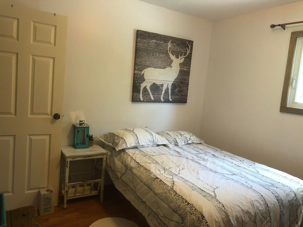 ห้องนอนที่ชั้นล่าง (เตียงคู่) ตู้เสื้อผ้าและตู้เสื้อผ้า 