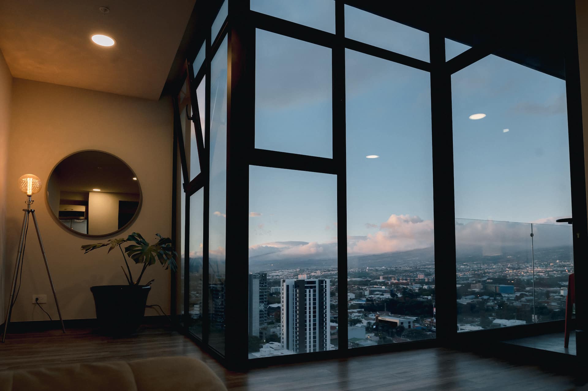 amazing view, A/C, 2001th floor, near the airport.