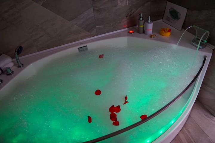 带按摩浴缸的豪❤️华舒适公寓 ❤️图片1