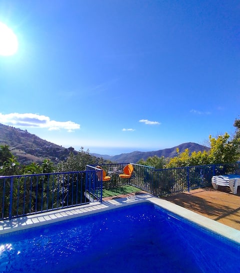 Charming house with sea views, pool and jacuzzi.