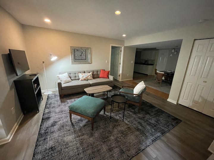 Quand vous ouvrirez la porte, voici ce que vous verrez.  Profitez de l'espace de l'appartement : 900 pieds carrés d'intimité et de calme.