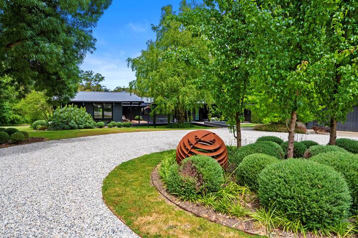 Stunning Red Hill Property 15 Acres, Sleeps 8-10 gallery image 4