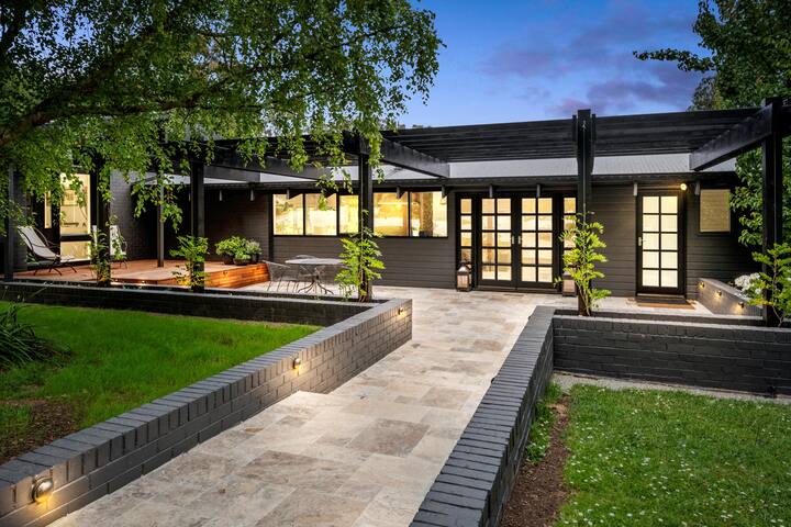 Stunning Red Hill Property 15 Acres, Sleeps 8-10 gallery image 2