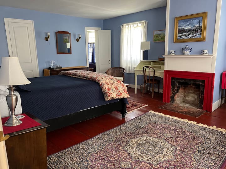 Chumba cha bluu kilicho na kitanda cha malkia na pacha na bafu lililofungwa.