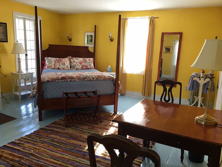 Chumba cha Njano kilicho na kitanda cha malkia na pacha.