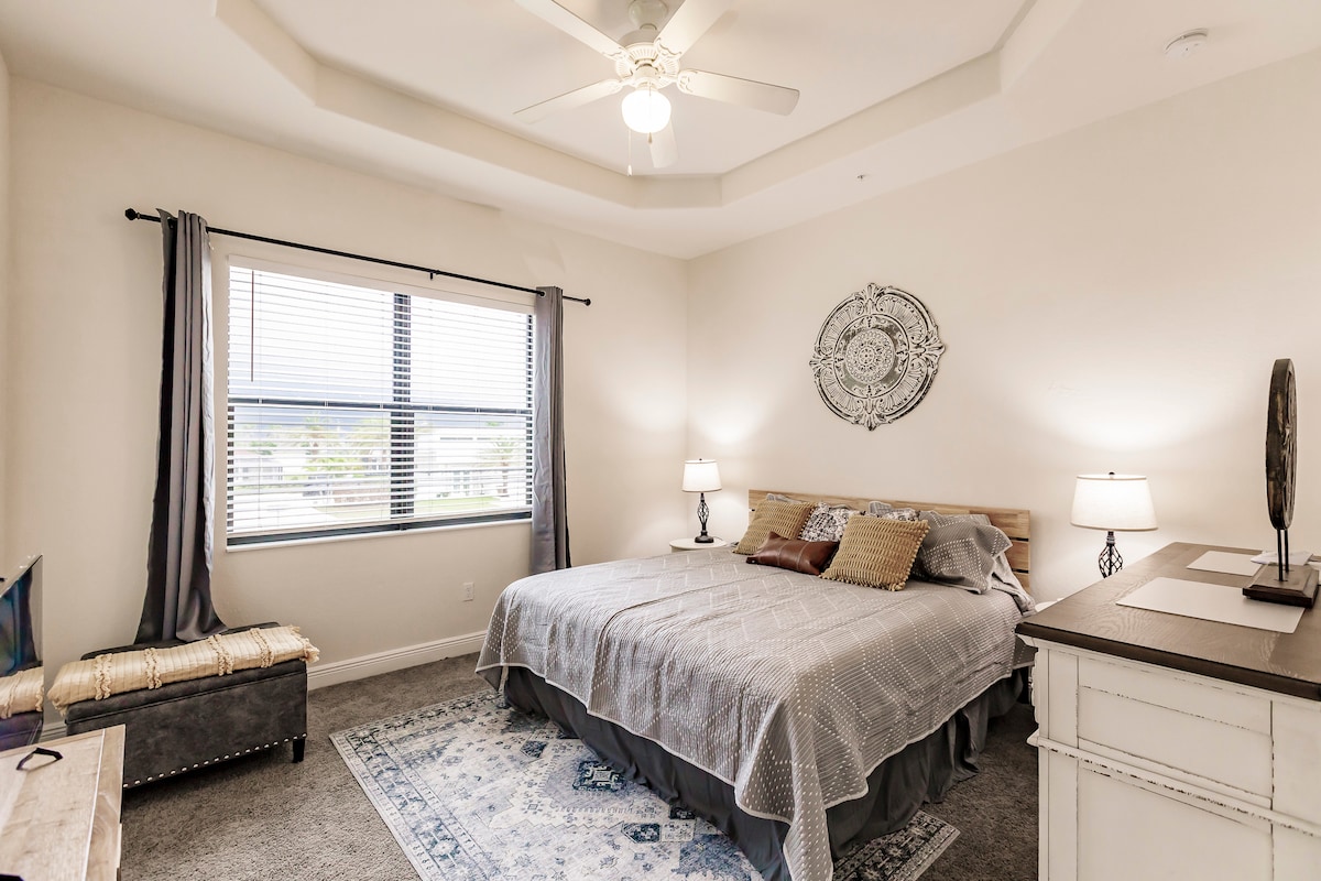 欢迎来到加大双人床套房2 ！ 我们的房客可以享受非常宽敞的卧室，配有舒适的加大双人床、办公室、长凳和衣柜。 为了娱乐，我们在这个房间里提供了Wii游戏系统。