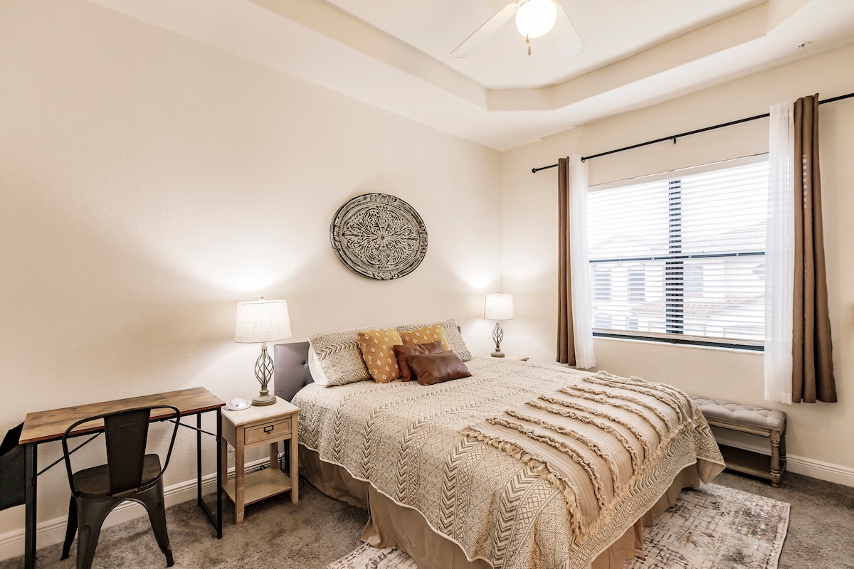 主卧配有一张加大双人床，配有书桌、衣柜和办公室。 它还设有豪华主浴。