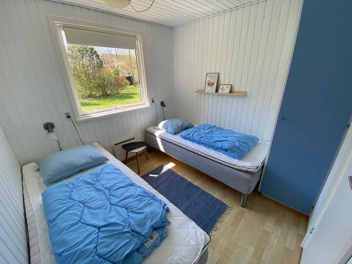 Chambre double avec 2 lits simple et penderie